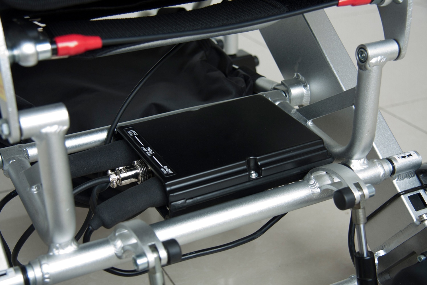 Быстроскладываемая электрическая инвалидная коляска